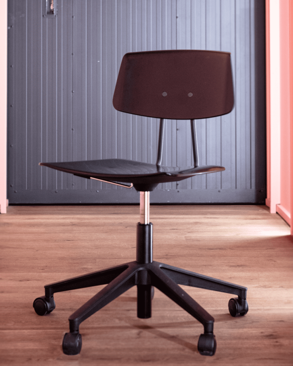 OCEE_FOUR – Chairs – Share Move – Lifestyle Image 1