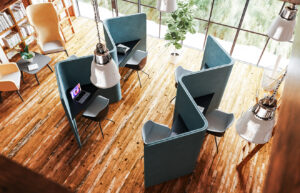 Den zig-zag particians for office spaces in a room with a desk, chairs and a window.