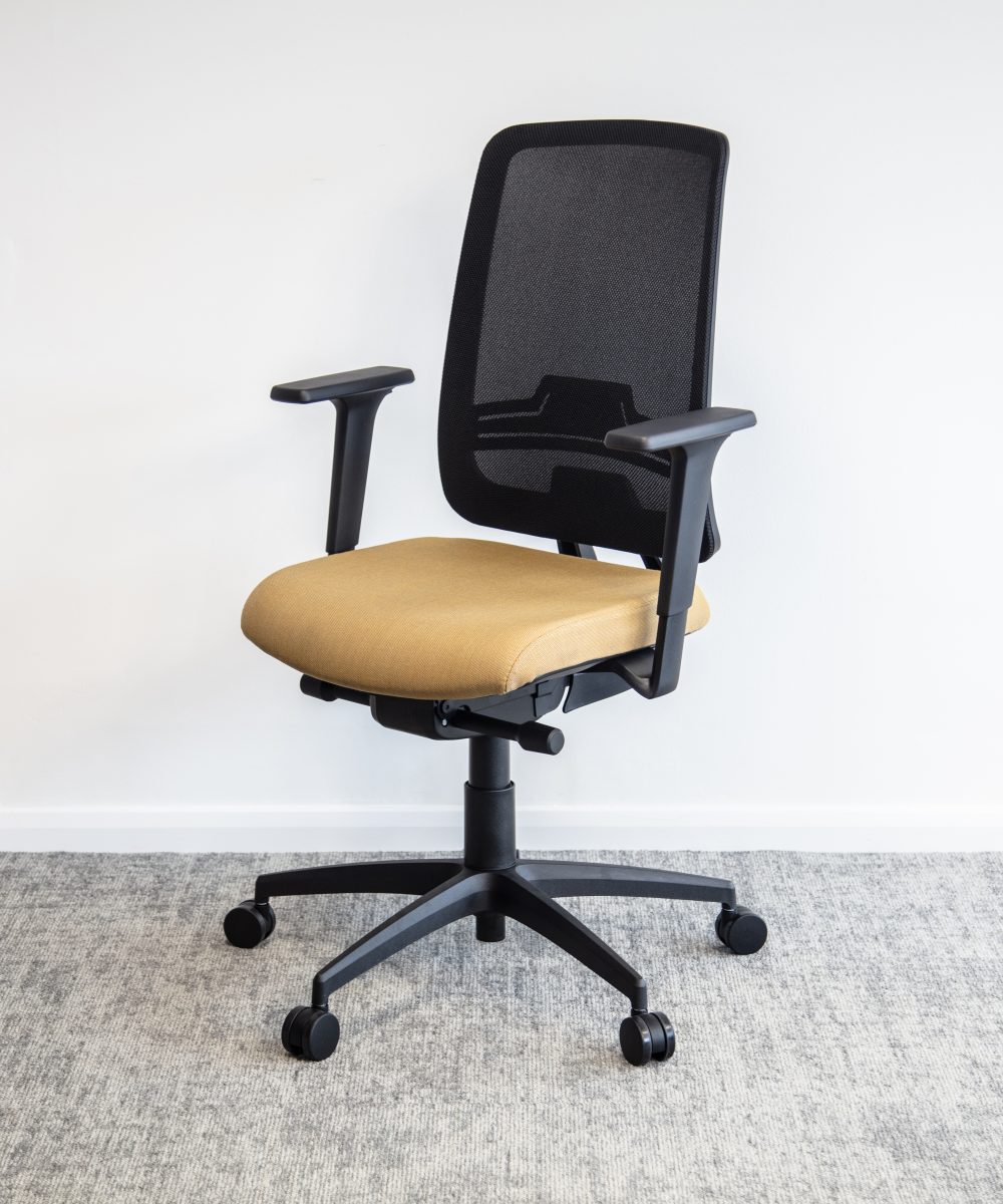 OCEE_FOUR-–-UK-–-Task-Chair-–-Absolute-Mesh-–-Packshot-Image1.png